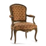 Fauteuil cabriolet d'époque Louis XV estampillé NOGARET A LYON en hêtre mouluré et dossier