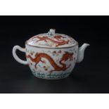 Petite théière en porcelaine Chine ca. 1900 décor de dragons en rouge de fer et éléments émaillés