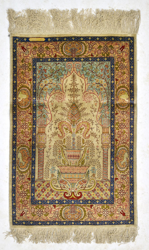 Tapis de prière Hereke en soie	 Anatolie	 3ème quart du XXe s.	&nbsp	à décor d'un vase fleuri