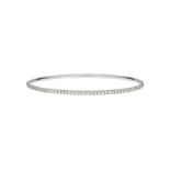 Bracelet bangle en or gris 750 serti d'une ligne de diamants	 circ. 19 cm