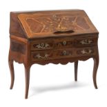 Bureau à dos d'âne	 Suisse	 XVIIIe s.	&nbsp	en placage de noyer et bois satiné	 à décor de semi de