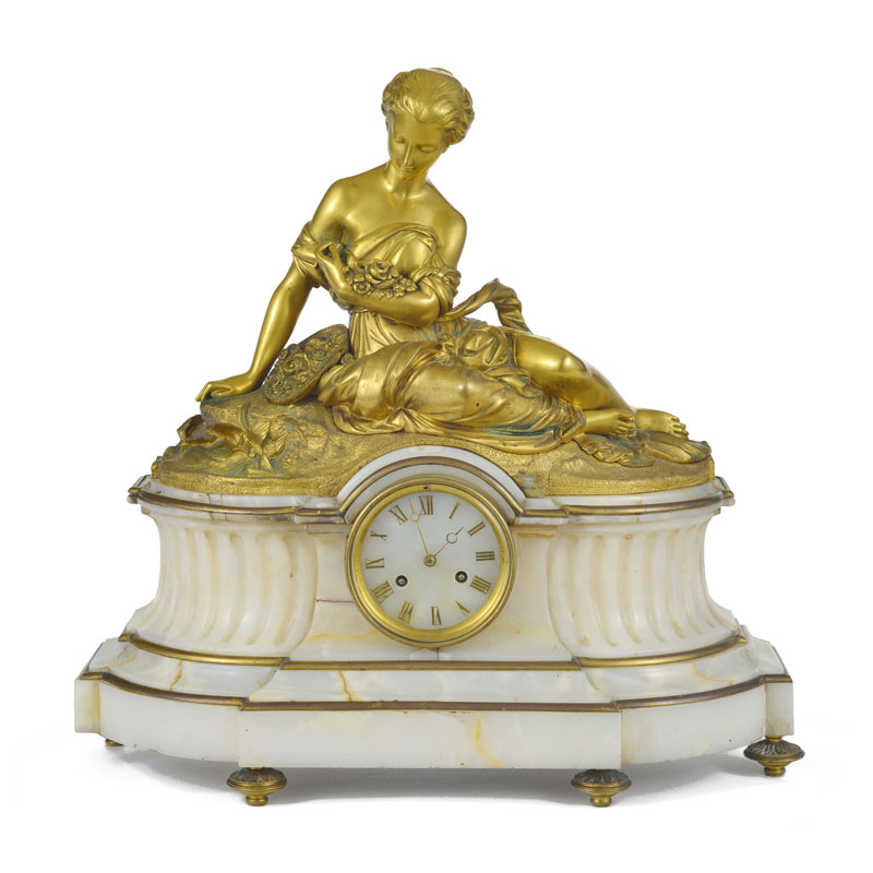 Pendule d'époque Napoléon III	 ornée d'un bronze à patine dorée représentant une jeune femme