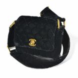 Chanel	 petit sac à rabat en velours noir matelassé	 porté épaule	 bandoulière en velours	 bouclerie