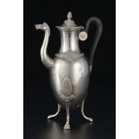 Grande cafetière Empire en argent	 Paris	 1819-1838. Tripode	 à décor de frise de feuillager et