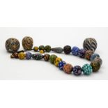 Ensemble de perles en pâte de verre&nbsp	coloré&nbsp	destinées au commerce avec l'Afrique comprenant