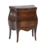 Commode d'entre-deux	 Italie	 XVIIIe s.	 en placage de bois de rose et bois de violette à façade