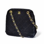 Chanel	 sac de forme trapèze en velours noir matelassé	 bouclerie dorée	 intérieur avec fermoir