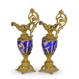 Paire d'ornements de cheminée d'époque Napoléon III	 simulant des aiguières à panse en verre bleu et