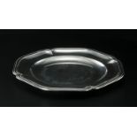 Plat rond festonné en argent	 par Boin-Taburet	 Paris	 fin XIXe. diam. 33 cm	 1260g