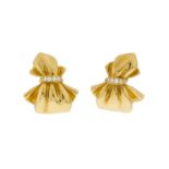 Van Cleef &amp	 Arpels	 paire de clips d'oreilles en or 750 sertie d'une ligne de diamants	 signée