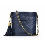 Chanel	 petit sac seau en cuir d'agneau bleu marine matelassé	 rabat rigide	 bandoulière chaînette