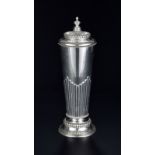 Grande coupe couverte en argent	 V. Drugov &amp	 Co.	 Moscou 1908	 le pied et la coupe repoussés à