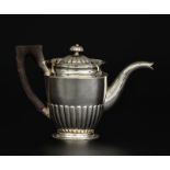 Théière en argent	 Moscou 1817	 le bas et la prise du couvercle à décor repoussé de cannelures