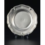 Plat rond festonné en argent	 Berne	 XIXe. Marli gravé aux armes Couvreu de Deckersberg	 diam. 31 cm