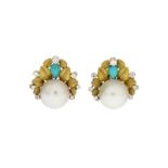 Cazzaniga	 attribué à	 paire de clips d'oreilles 3 ors 750 à décor de feuillage sertie de perles