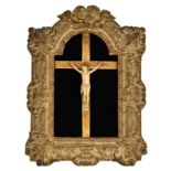 Christ en croix	 sculpture en ivoire	 XVIIIe s	 dans son encadrement de bois sculpté	 62 x 48 cm (