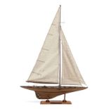 Endeavour (1934)	 modèle réduit en bois du voilier de classe J	 destiné à la Coupe de l'America
