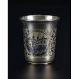 Timbale en argent niellé	 Moscou 1859	 à décor de 2 paysages fluviaux avec des châteaux en