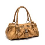 Miu Miu	 sac porté épaule en cuir de veau beige	 fermoir de sécurité à anneau	 housse	 18x36 cm