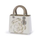 Christian Dior	 sac Lady Dior en alligator kaki pale et toile écru	 le devant orné d'une rose avec