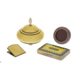Collection d'objets émaillés comprenant 1 bonbonnière tripode	 1 cadre rond et 1 pince en argent