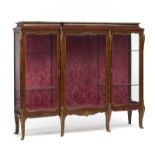 Importante vitrine de style Louis XV	 début XXe s.	 en marqueterie de bois de rose	 violette et