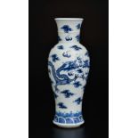 Vase balustre en porcelaine, décor de dragons peint en bleu sous couverte, Chine, époque Guangxu (