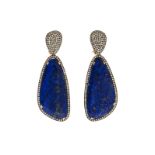 Christina Debs	 paire de pendants d'oreilles en or rose 750 sertie de lapis lazuli entouré et