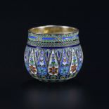 Gobelet en argent et émail cloisonné	 Moscou circa 1880	 de forme sphérique avec col droit	 décor de