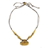 Collier en or repoussé sur âme de gomme-laque	 Népal	 ethnie Gurung	 probablement&nbsp	XIXe s	 formé