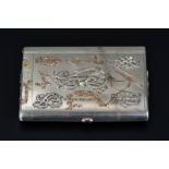 Etui à cigarettes en argent givré russe	 Moscou 1899-1908	 appliqué de signatures en fac-similé et