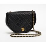 Chanel	 sac à rabat de forme demi-lune en cuir d'agneau noir matelassé	 bouclerie dorée	 bandoulière