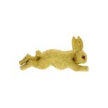 Broche lapin en or 750 texturé	 l??il serti d'un rubis	 long. 3 cm