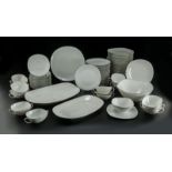 Service à dîner pour 12 personnes en porcelaine de Limoges	 à bordure argent	 64 pièces comprenant