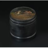 Boîte ronde en papier mâché laqué	 Russie XIXe s.	 le dessus à décor de troïka	 par la manufacture