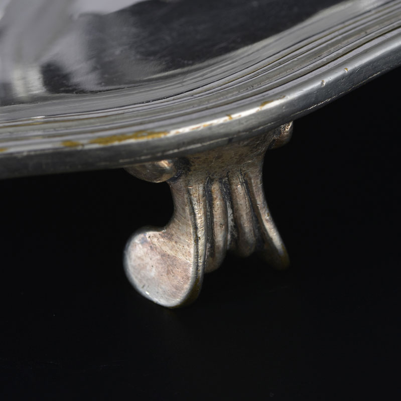 Paire de plats de présentation festonné tripode en métal argenté	 par Frédéric Jacques (fils)	 Vevey - Image 2 of 3