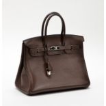 Hermès	 sac Birkin 35 en cuir de veau Togo chocolat	2008	 sellier piqué brun	 bouclerie palladée