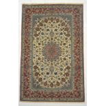 Tapis Ispahan en laine et soie	 Iran	 3ème quart du XXe s.	 à médaillon central rouge et bleu sur