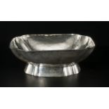 Coupe Art Déco&nbsp	en argent 925&nbsp	martelé	 Pérou. Quadrangulaire en accolade sur talon	 larg.