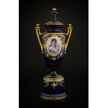 Vase urne couvert en porcelaine	 fin XIXe s	 orné du portrait de la Reine Draga&nbsp	(1864-1903)