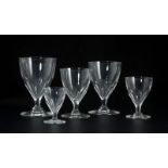 Service de verres en cristal taillé	 à décor de côtes plates	 comprenant 12 verres à eau	 9 verres à