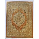 Tapis Tebriz	 Iran	 fin XIXe s.	 à médaillon central sur fond ivoire et rouille fleuri	 321x430