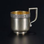 Petite tasse en argent lisse	 Moscou début XXe s.	 à décor d'une frise de palmettes et de feuilles