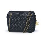 Chanel	 sac Shopping en cuir d'agneau noir matelassé	 bandoulière chaînette dorée et cuir entrelacé