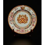 Assiette armoriée en porcelaine de la Compagnie des Indes, Chine, époque Qianlong (1711-1799), à