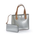 Louis Vuitton	 sac Houston et pochette Lexington en cuir verni gris monogrammé	 housse	 factures d'