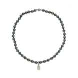 Collier en or gris 585 retenant un diamant taille poire (env. 3 ct) sur&nbsp	1 rang de billes d'