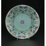 Grand plat en porcelaine de la manufacture Gardner pour le marché perse	 Russie fin XIXe s.	 à décor