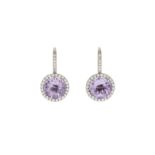 Paire de boucles d'oreilles en or gris 750 sertie d'améthystes facettées et diamants