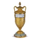 Pendule urne de style Louis XVI	 fin XIXe s.	&nbsp	en laiton ciselé et doré à décor de scène à l'